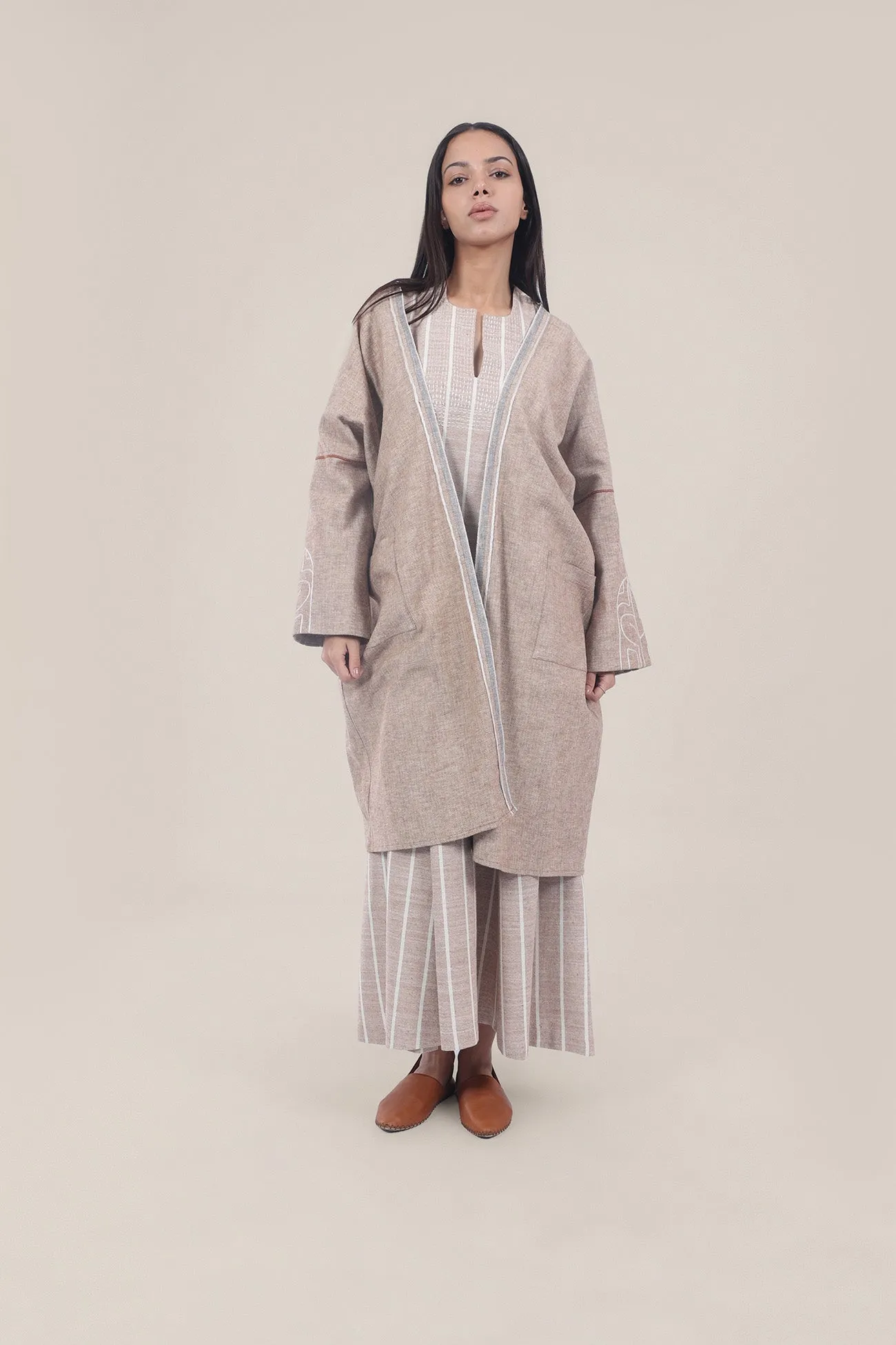 Embroidered coat in linen-cotton blend